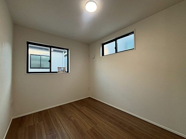 木目の床が温もりを感じさせる、落ち着いた住まい