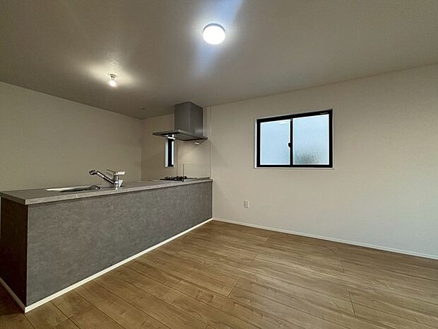 対面タイプなら、キッチン内にいながらご家族やお客様との会話が楽しめます。