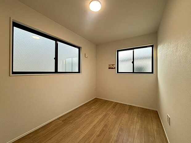 今からここを誰のお部屋にしようか、そんな洋室。