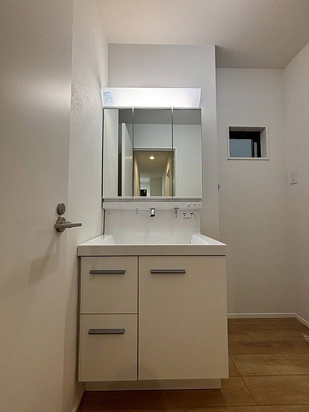 お出かけ前の身だしなみに一歩差がつく三面鏡。