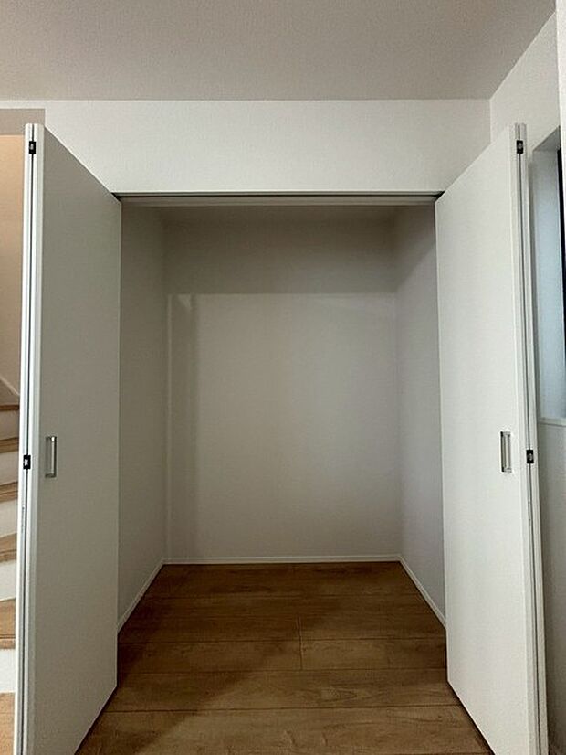 キッチンの脇に、この収納があるだけで、キッチン動線が変わりますね。