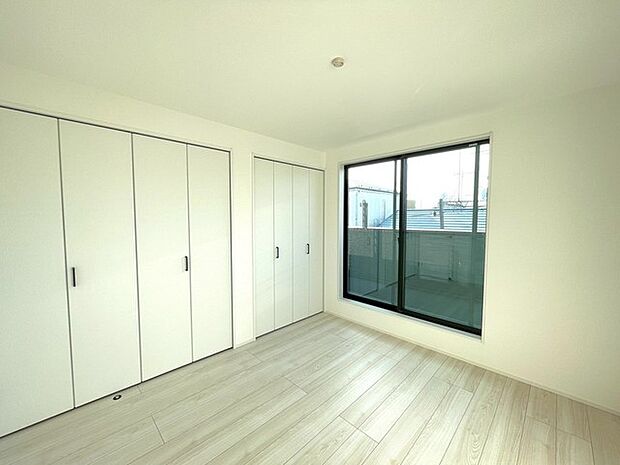 今からここを誰のお部屋にしようか、そんな洋室です。