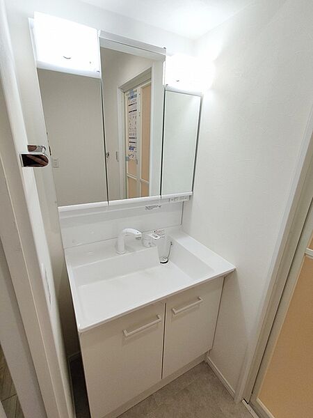 お出かけ前の身だしなみに一歩差がつく三面鏡。