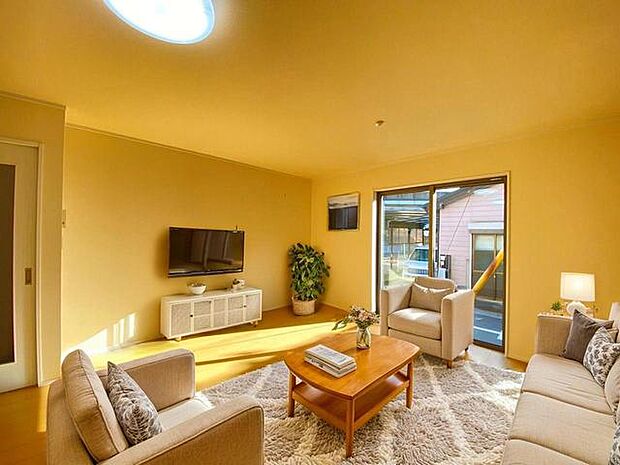 CGで家具を配置しております。家具配置のイメージにご覧ください。 開放感と採光にこだわった広々ＬＤＫ。 