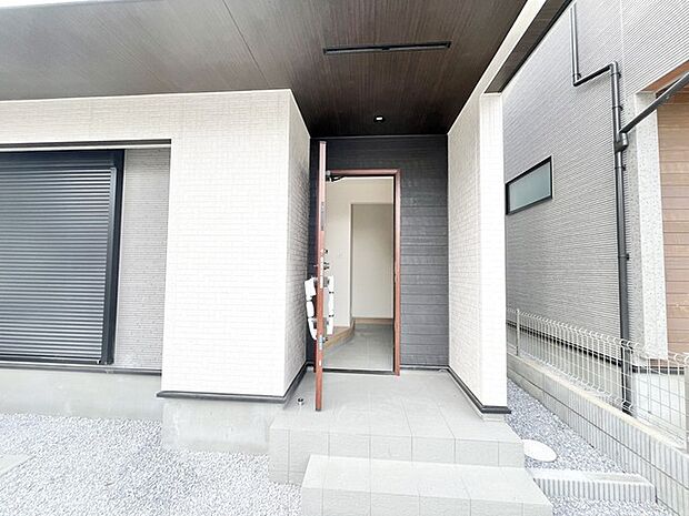 ポーチのついた新築分譲物件。玄関の印象はいかがでしょうか?入口からご覧ください。