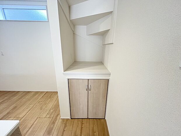 階段下の空間を活用した収納スペース