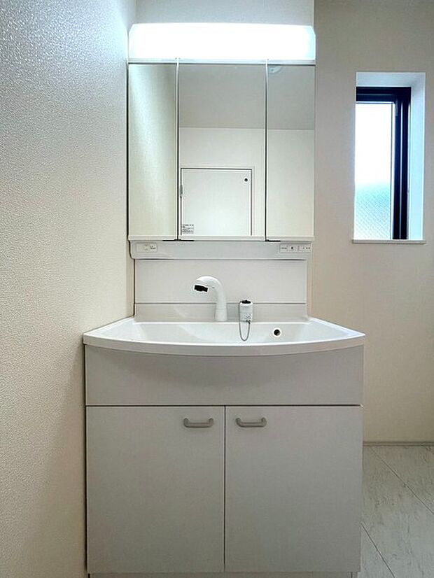 たっぷりの収納を設けたシャワー付洗面台で快適な暮らし。