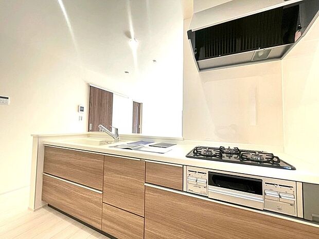 ご家族を近くに感じられる対面キッチン。