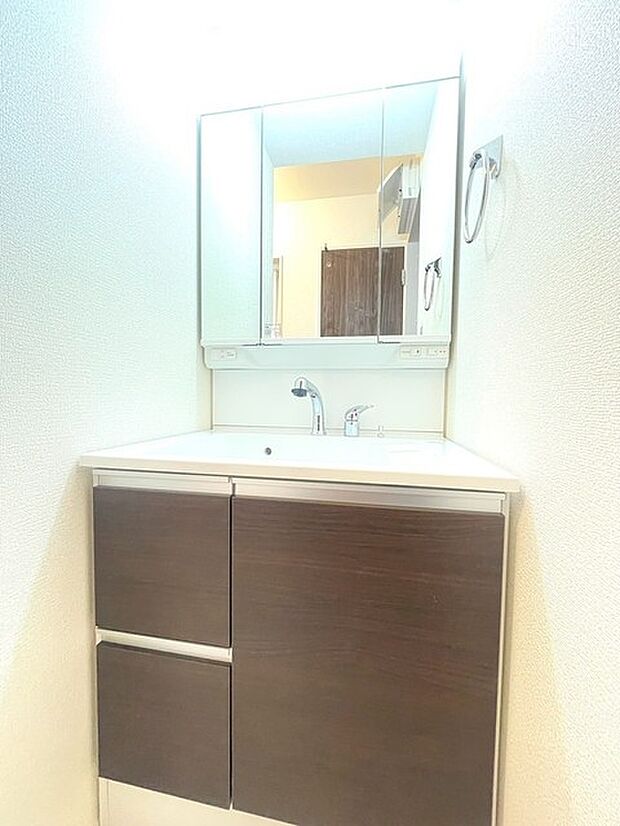 ゆとりの洗面スペースで朝の身支度もスムーズに！  