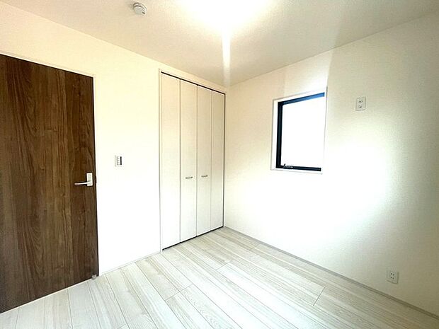 今からここを誰のお部屋にしようか、そんな洋室です。