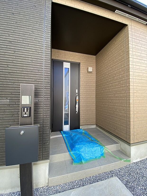 ポーチのついた新築分譲物件。玄関の印象はいかがでしょうか?入口からご覧ください。