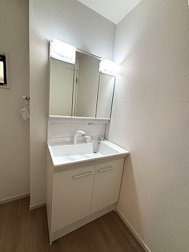 清潔感のある空間に、柔らかな光が満ちています。