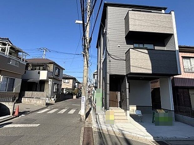 モダンな佇まいが、街並みに映える邸宅