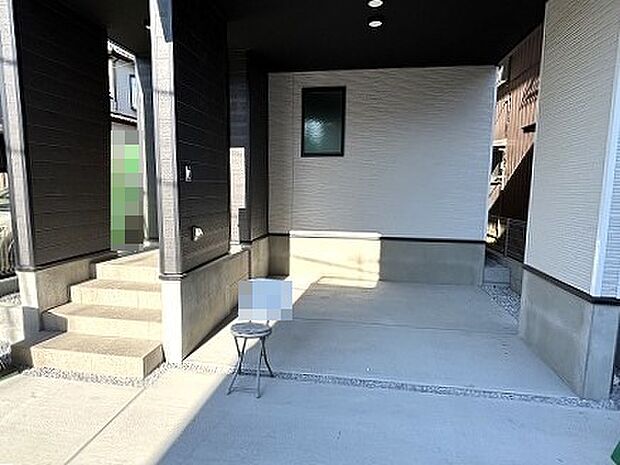 モダンな外観が、住まう人の感性を映し出すエントランス