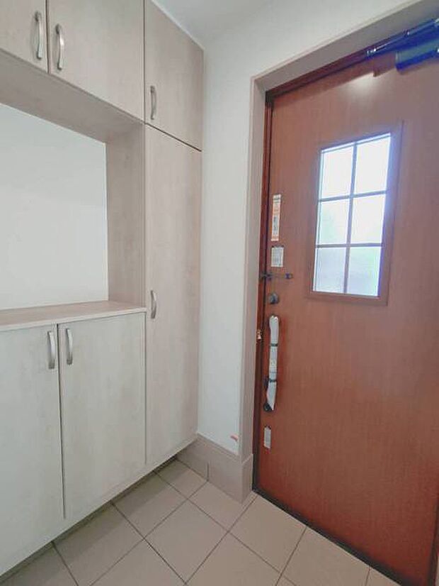 統一感のある収納と、温かみのあるドアがお出迎え。