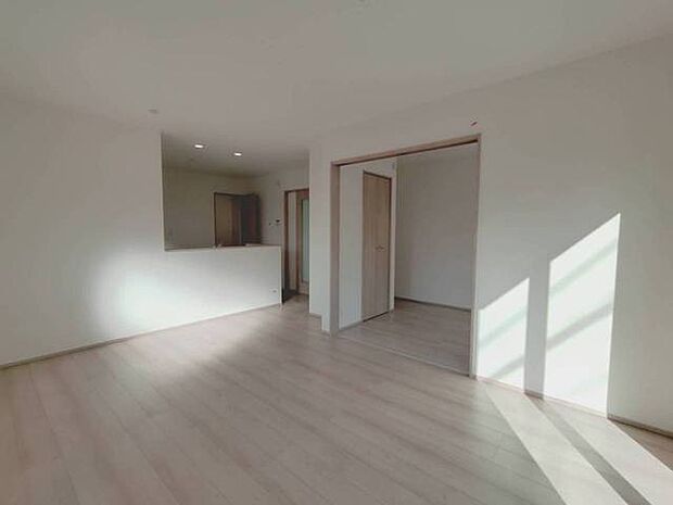 心地よい光が空間を優しく包み込み、穏やかな時間が流れる場所。