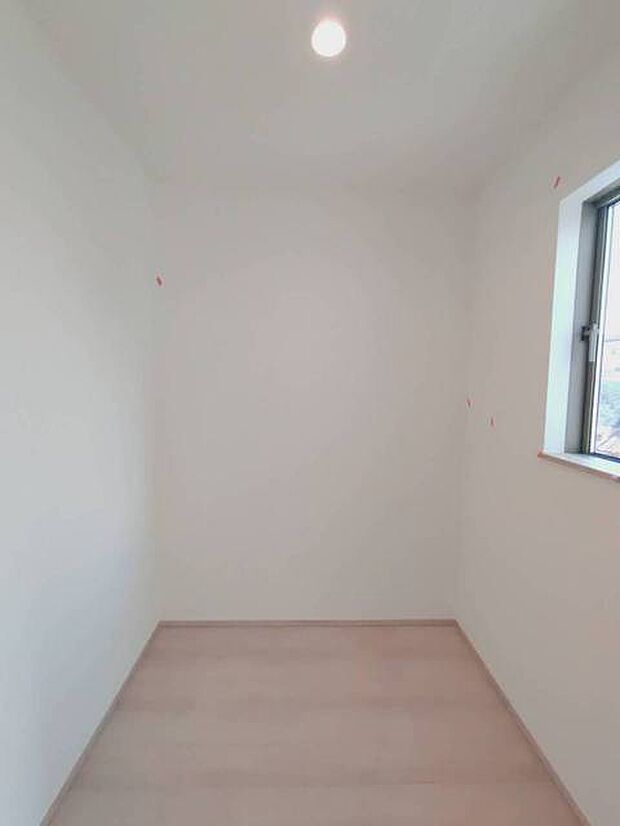 穏やかな白壁に囲まれ、心安らぐ静けさを感じる空間