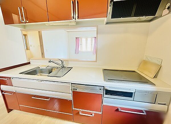 手を伸ばせばそこに収納が。安定した使用感の吊戸棚つきのキッチン空間。