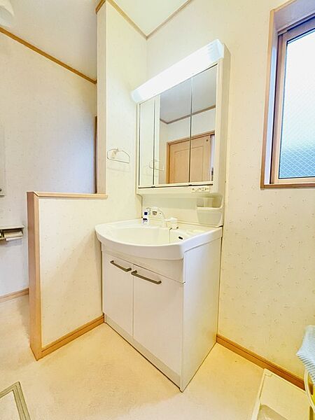 お出かけ前の身だしなみに一歩差がつく三面鏡。