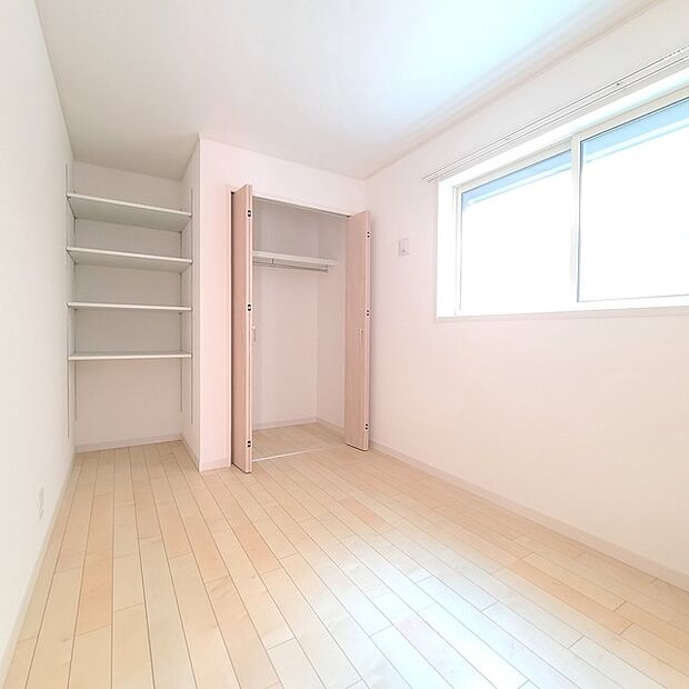 たっぷりの陽光と、心地よい風が舞い込みます。 