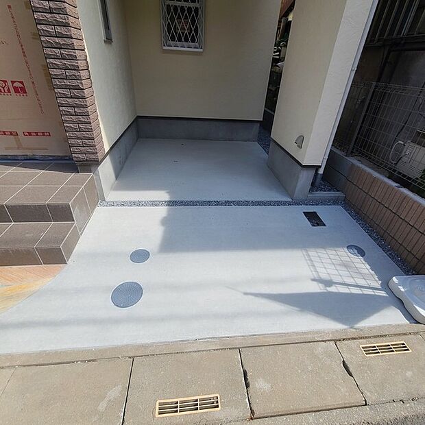 マイカースペースを1台分確保。現地で車幅と共にご確認ください。