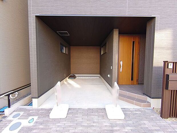 ■ ビルトインガレージ ■ 雨風から大切な愛車を守ります