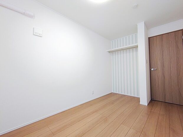 ナチュラルウッドの色合いが、室内にあたたかな雰囲気を運びます。 