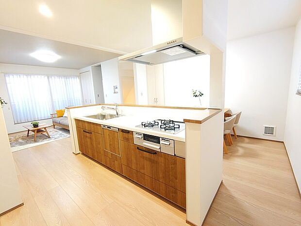 料理をしながらでもご家族との会話を楽しめる対面キッチン。 