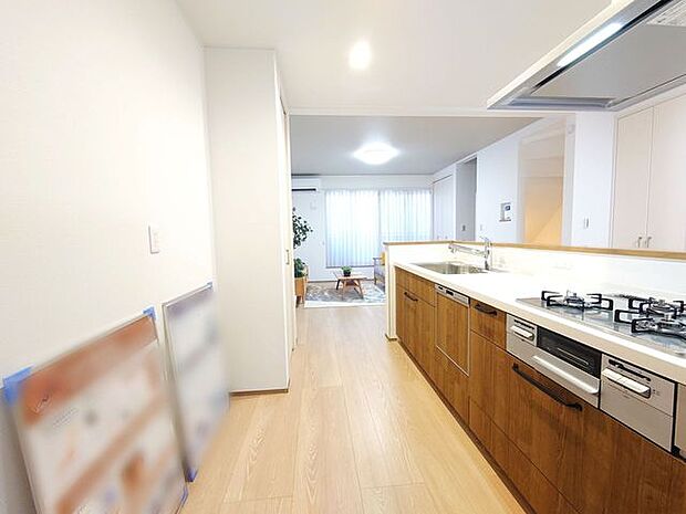 お子様と並んで料理をしても余裕のゆとりのキッチン 