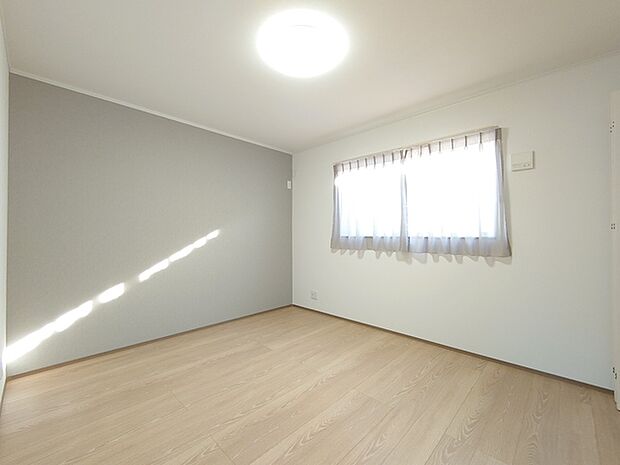 ナチュラルウッドの色合いが、室内にあたたかな雰囲気を運びます。 