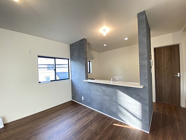 温かみのある光が広がる、開放感あふれる空間