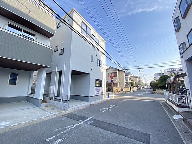 広がる空の下、心地よい風が抜ける穏やかな街並み。