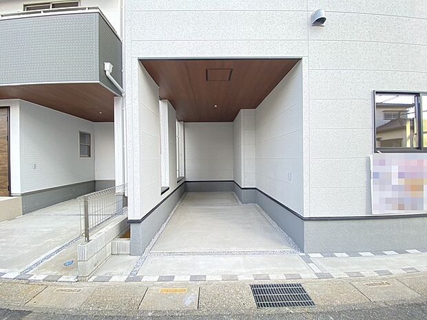 住まいへの入り口を、落ち着いた木目調の天井が優しく包み込む空間。