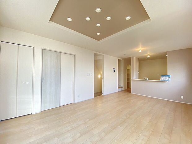 温かな色合いに包まれた、心地よい広がりを感じる空間