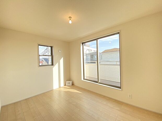 温かな自然光が広がり、心安らぐ穏やかな空間。