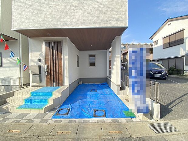 空の青さと、整然と並ぶ建物が心地よい、広々とした空間。