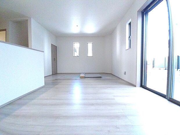 広がる空間に、穏やかな明かりが満ちています 