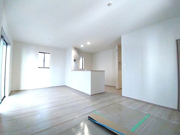 広がりを感じる、すっきりとした空間 