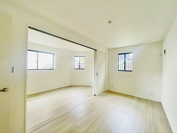今からここを誰のお部屋にしようか、そんな洋室。