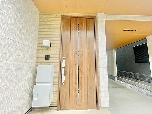 ポーチのついた新築分譲物件。玄関の印象はいかがでしょうか?入口からご覧ください。