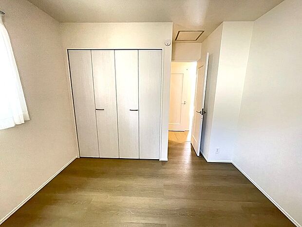 広がりを感じさせる、すっきりとした室内