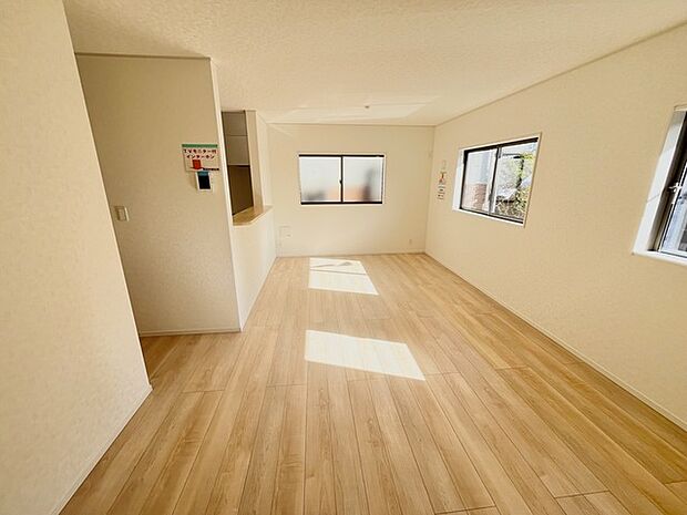 穏やかな木目調の床と、室内に広がる柔らかな光のコントラスト