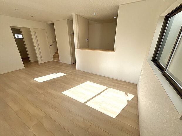 穏やかな木漏れ日が、広々とした空間に温かみをもたらします。