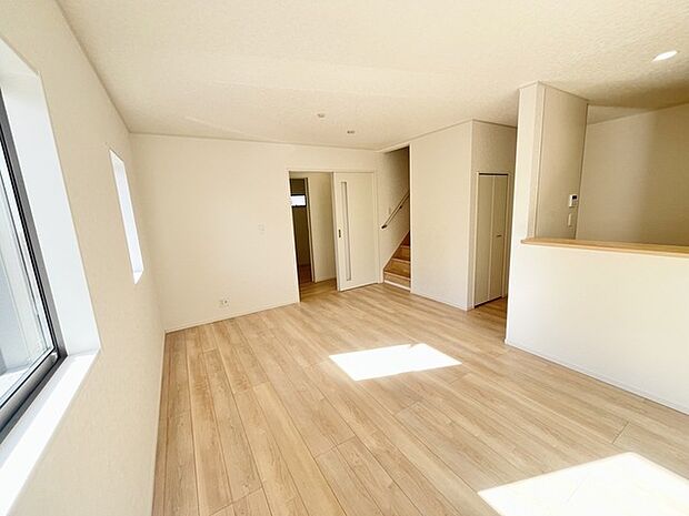 明るい木目調の床が心地よい、広々とした空間