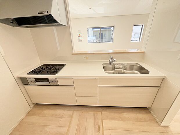 清潔感あふれる機能的なキッチン空間