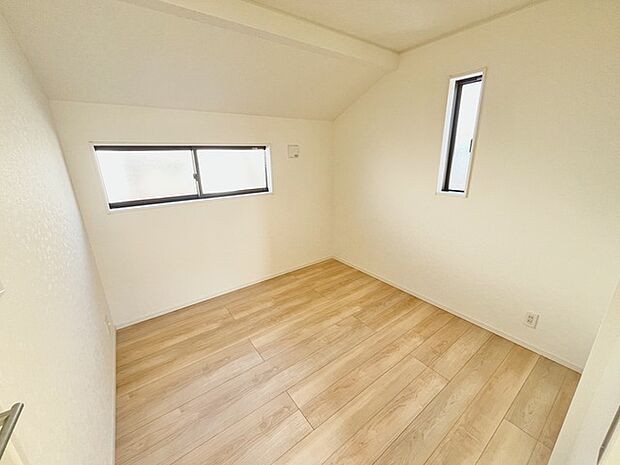 穏やかな空間に、柔らかな光が優しく広がる部屋