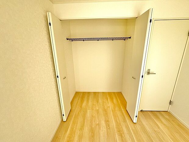 木の床と壁の調和が心地よい、すっきりとした空間。