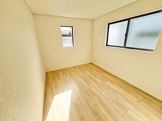 心地よい光が床に描く、穏やかな広がりを感じる空間