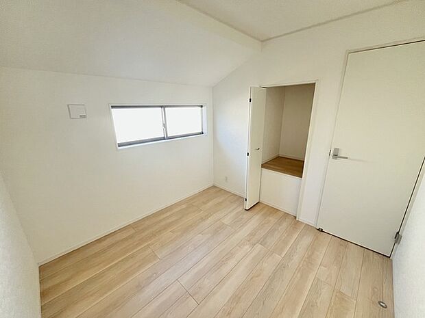 優しい木目調の床が空間に温もりと広がりをもたらします