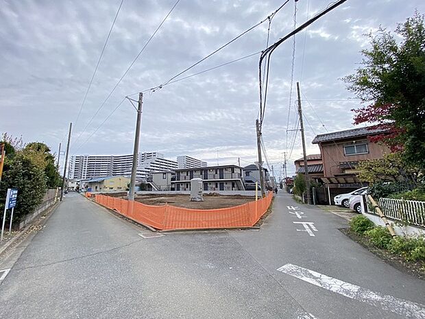 幹線道路から1本入った現地は、想像以上に静かに感じられます。 